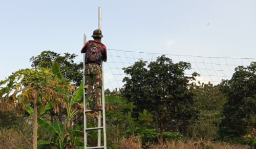 Petani Desa Tlemang Apresiasi Pemasangan Jaring Lapangan Voli oleh Satgas TMMD 129