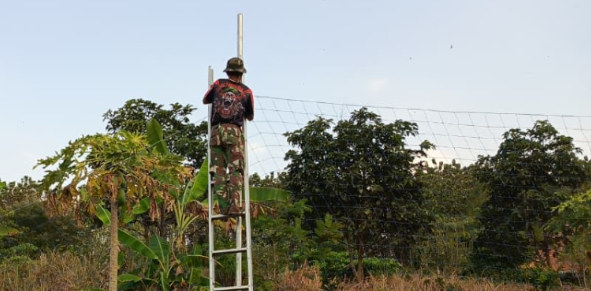 Petani Desa Tlemang Apresiasi Pemasangan Jaring Lapangan Voli oleh Satgas TMMD 129