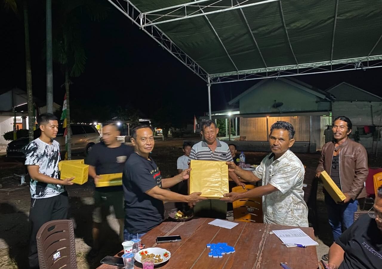 Doorprize Meriahkan Nobar Final Piala Dunia di Lokasi TMMD Ke-129 Kodim 0413/Bangka  Bangka – Kemeriahan nonton bareng (nobar) final Piala Dunia di lokasi TMMD Ke-129 TA 2026 Kodim 0413/Bangka semakin terasa dengan pembagian berbagai doorprize kepada masyarakat Desa Deniang, Kecamatan Riau Silip, Kabupaten Bangka, Senin (20/07/2026).  Pada jeda pertandingan, Dandim 0413/Bangka membagikan sejumlah hadiah menarik kepada warga yang hadir. Berbagai doorprize tersebut disambut antusias masyarakat, sehingga suasana acara dipenuhi tawa, sorak sorai, dan kegembiraan.  Dandim 0413/Bangka menyampaikan bahwa pembagian doorprize merupakan bentuk apresiasi kepada masyarakat yang telah mendukung dan berpartisipasi dalam setiap kegiatan TMMD di Desa Deniang.  Ia menambahkan, kebersamaan yang terjalin melalui kegiatan sederhana seperti nobar diharapkan mampu semakin memperkuat kemanunggalan TNI dan rakyat serta menciptakan suasana yang harmonis.  Warga mengaku senang dengan adanya hiburan dan hadiah yang diberikan. Selain menyaksikan pertandingan final Piala Dunia bersama, mereka juga merasakan suasana kekeluargaan yang hangat bersama personel Satgas TMMD.  Kegiatan berlangsung aman, tertib, dan penuh kegembiraan hingga pertandingan usai. Momen tersebut menjadi salah satu wujud pendekatan humanis Satgas TMMD Ke-129 Kodim 0413/Bangka dalam mempererat hubungan dengan masyarakat Desa Deniang.
