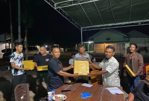 Doorprize Meriahkan Nobar Final Piala Dunia di Lokasi TMMD Ke-129 Kodim 0413/Bangka  Bangka – Kemeriahan nonton bareng (nobar) final Piala Dunia di lokasi TMMD Ke-129 TA 2026 Kodim 0413/Bangka semakin terasa dengan pembagian berbagai doorprize kepada masyarakat Desa Deniang, Kecamatan Riau Silip, Kabupaten Bangka, Senin (20/07/2026).  Pada jeda pertandingan, Dandim 0413/Bangka membagikan sejumlah hadiah menarik kepada warga yang hadir. Berbagai doorprize tersebut disambut antusias masyarakat, sehingga suasana acara dipenuhi tawa, sorak sorai, dan kegembiraan.  Dandim 0413/Bangka menyampaikan bahwa pembagian doorprize merupakan bentuk apresiasi kepada masyarakat yang telah mendukung dan berpartisipasi dalam setiap kegiatan TMMD di Desa Deniang.  Ia menambahkan, kebersamaan yang terjalin melalui kegiatan sederhana seperti nobar diharapkan mampu semakin memperkuat kemanunggalan TNI dan rakyat serta menciptakan suasana yang harmonis.  Warga mengaku senang dengan adanya hiburan dan hadiah yang diberikan. Selain menyaksikan pertandingan final Piala Dunia bersama, mereka juga merasakan suasana kekeluargaan yang hangat bersama personel Satgas TMMD.  Kegiatan berlangsung aman, tertib, dan penuh kegembiraan hingga pertandingan usai. Momen tersebut menjadi salah satu wujud pendekatan humanis Satgas TMMD Ke-129 Kodim 0413/Bangka dalam mempererat hubungan dengan masyarakat Desa Deniang.