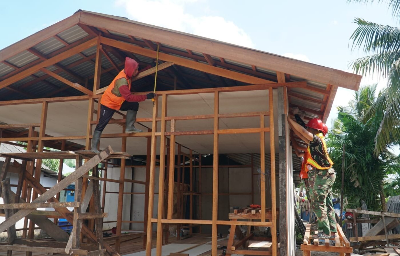 Gotong Royong Satgas TMMD dan Warga Percepat Pemasangan Dinding serta Plafon RTLH