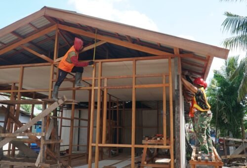 Gotong Royong Satgas TMMD dan Warga Percepat Pemasangan Dinding serta Plafon RTLH