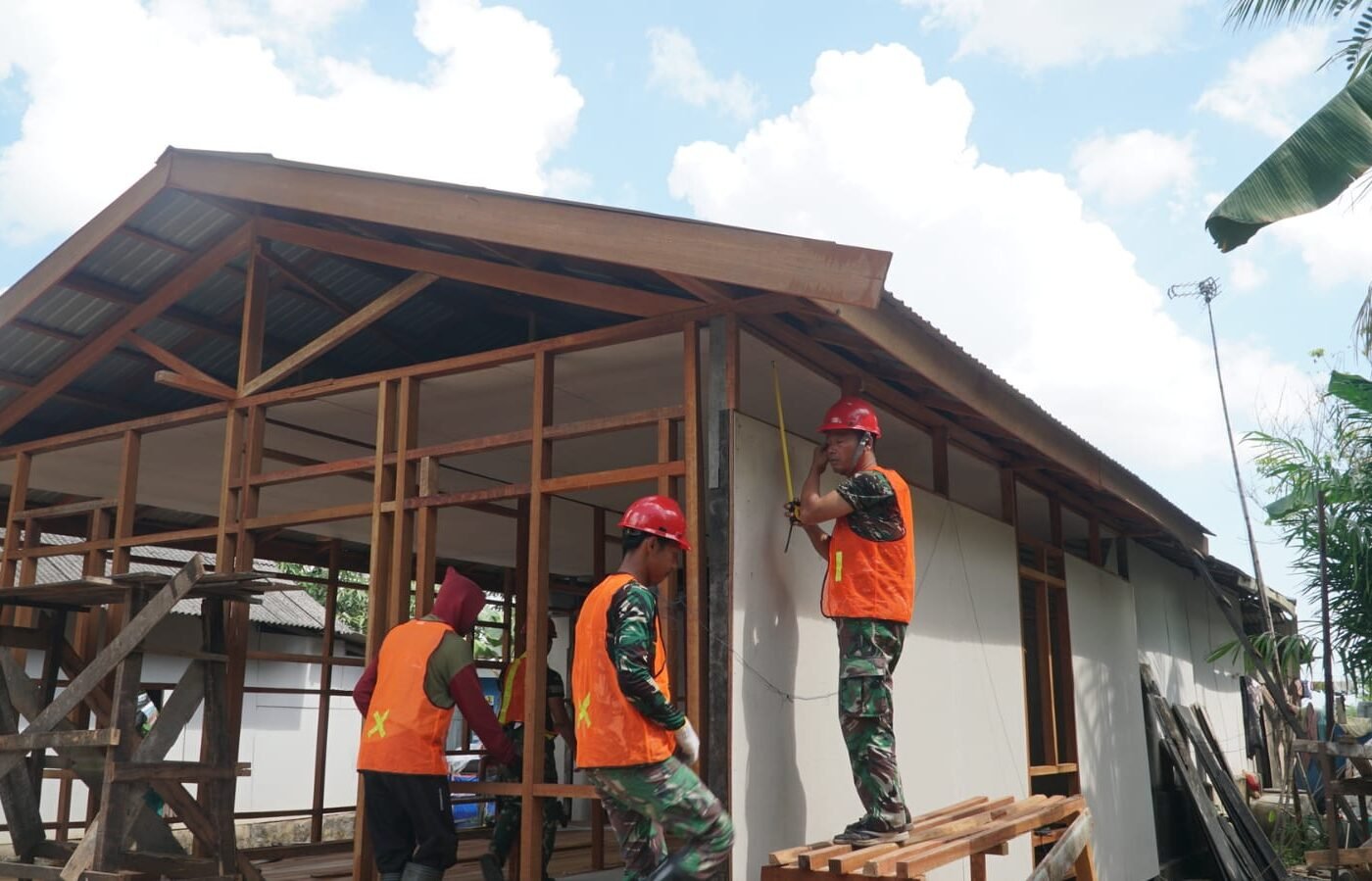 Pemasangan Dinding dan Plafon Tandai Kemajuan Rehab Rumah Warga dalam TMMD