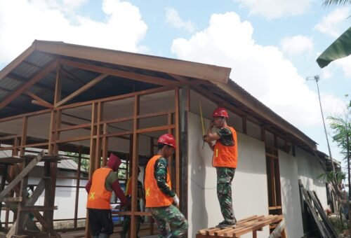 Pemasangan Dinding dan Plafon Tandai Kemajuan Rehab Rumah Warga dalam TMMD