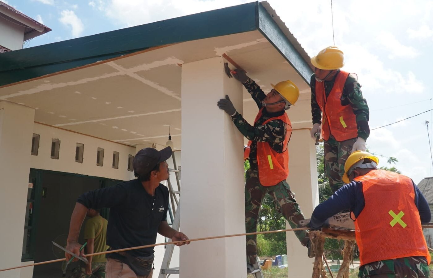 Satgas TMMD Ke-129 Rapikan Interior Musholla Darul Iman Lewat Pemasangan Lis Plafon