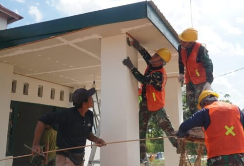 Satgas TMMD Ke-129 Rapikan Interior Musholla Darul Iman Lewat Pemasangan Lis Plafon