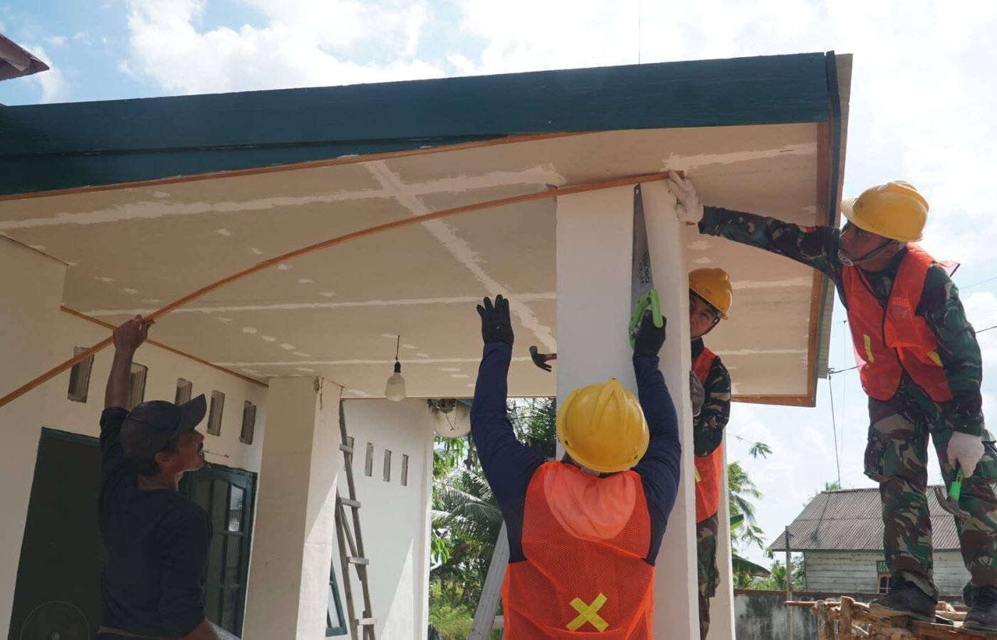 Gotong Royong Satgas dan Warga Percepat Finishing Musholla Darul Iman