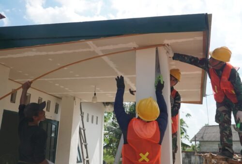 Gotong Royong Satgas dan Warga Percepat Finishing Musholla Darul Iman