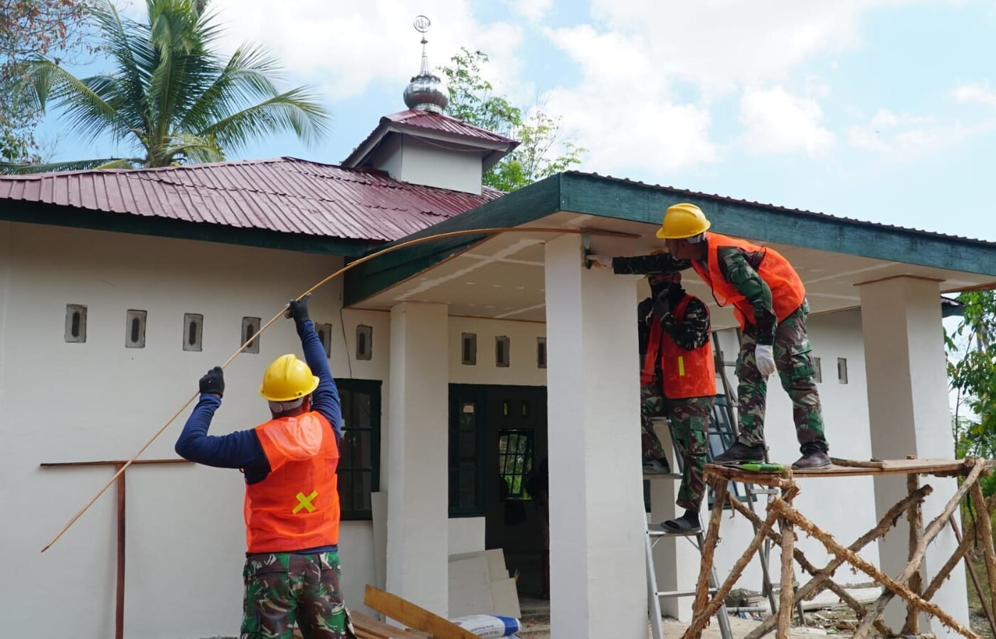 Pemasangan Lis Plafon Tandai Musholla Darul Iman Semakin Siap Digunakan