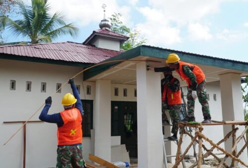 Pemasangan Lis Plafon Tandai Musholla Darul Iman Semakin Siap Digunakan