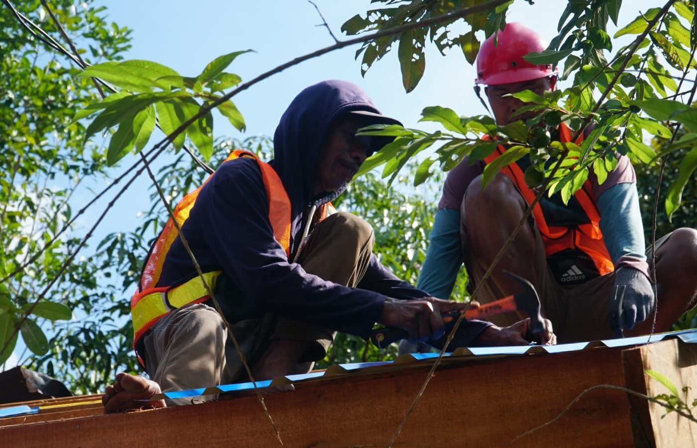 Satgas TMMD Ke-129 Tuntaskan Tahap Krusial Rehab RTLH dengan Pemasangan Atap Rumah Ibu Wahida