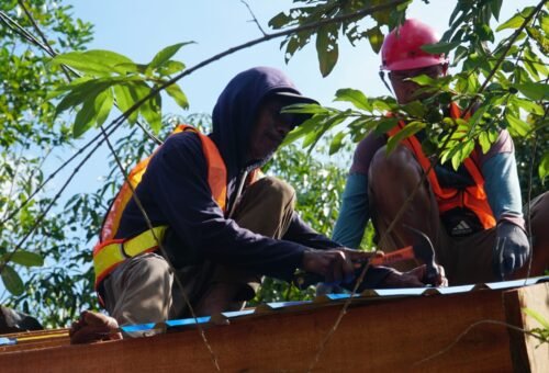 Satgas TMMD Ke-129 Tuntaskan Tahap Krusial Rehab RTLH dengan Pemasangan Atap Rumah Ibu Wahida