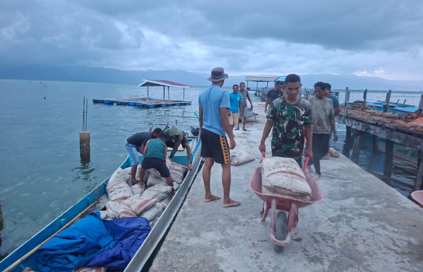 Kemanunggalan TNI-Rakyat Terlihat Nyata Saat Angkut Material TMMD Bersama di Desa Umbele