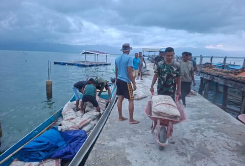 Kemanunggalan TNI-Rakyat Terlihat Nyata Saat Angkut Material TMMD Bersama di Desa Umbele