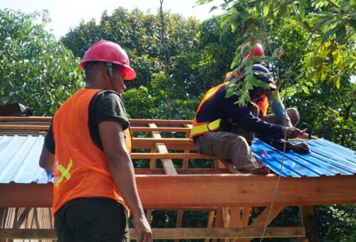 Atap Mulai Terpasang, Harapan Ibu Wahida Miliki Rumah Layak Kian Dekat