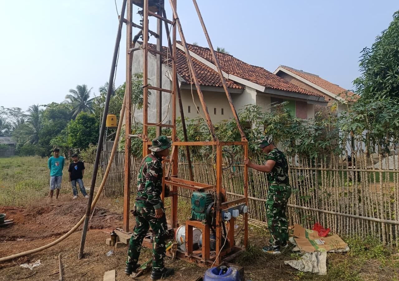 Tak Kenal Lelah, Satgas TMMD ke-129 Kodim 0412/LU dan Tukang Berpacu Selesaikan Sumur Bor untuk Masyarakat Desa Baru Raharja