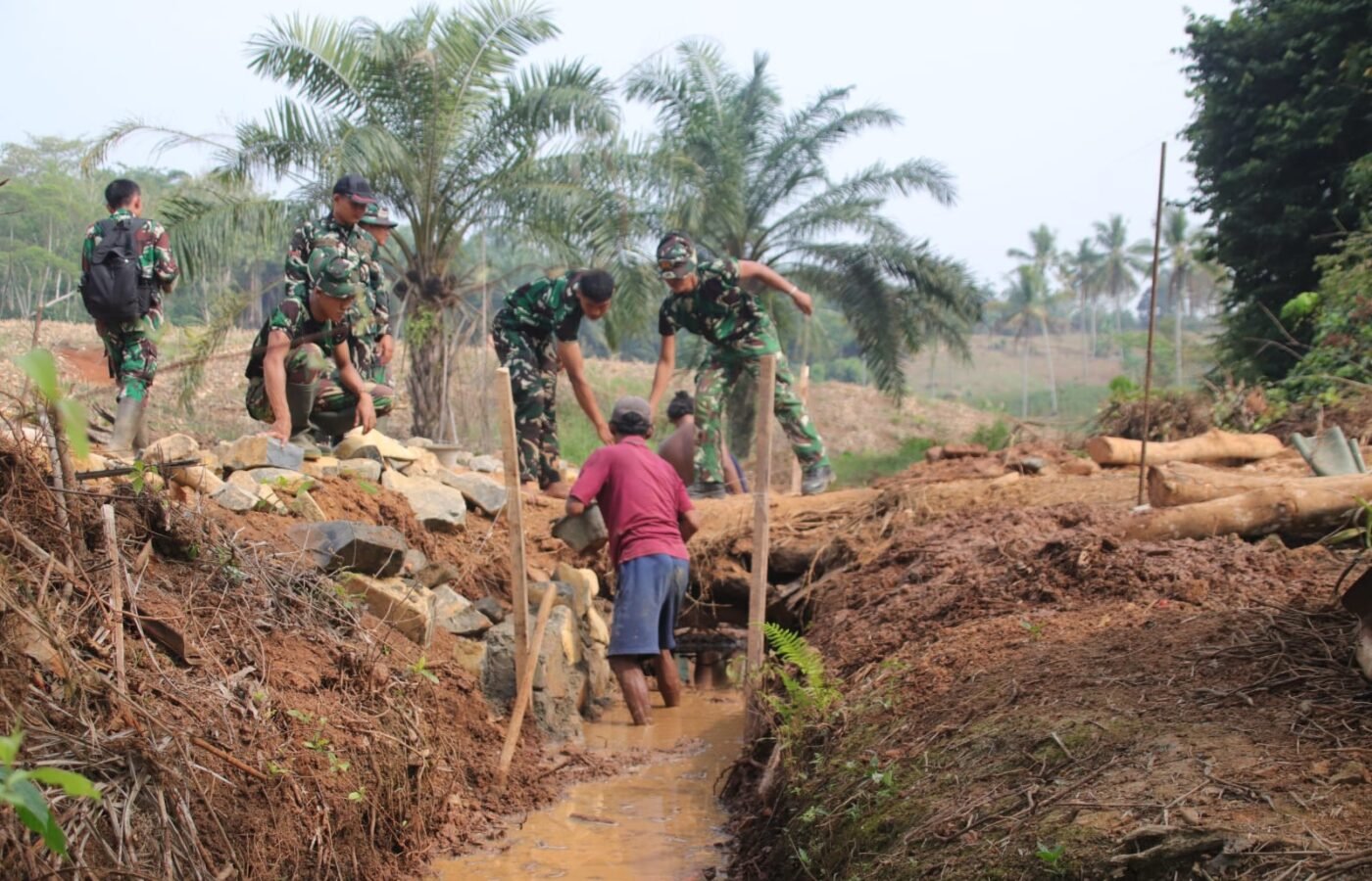 Cegah Luapan Air dan Banjir, Satgas TMMD ke-129 Kodim 0412/LU Lanjutkan Pembangunan Gorong-gorong