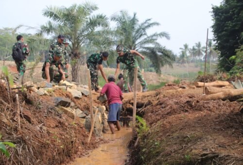 Cegah Luapan Air dan Banjir, Satgas TMMD ke-129 Kodim 0412/LU Lanjutkan Pembangunan Gorong-gorong
