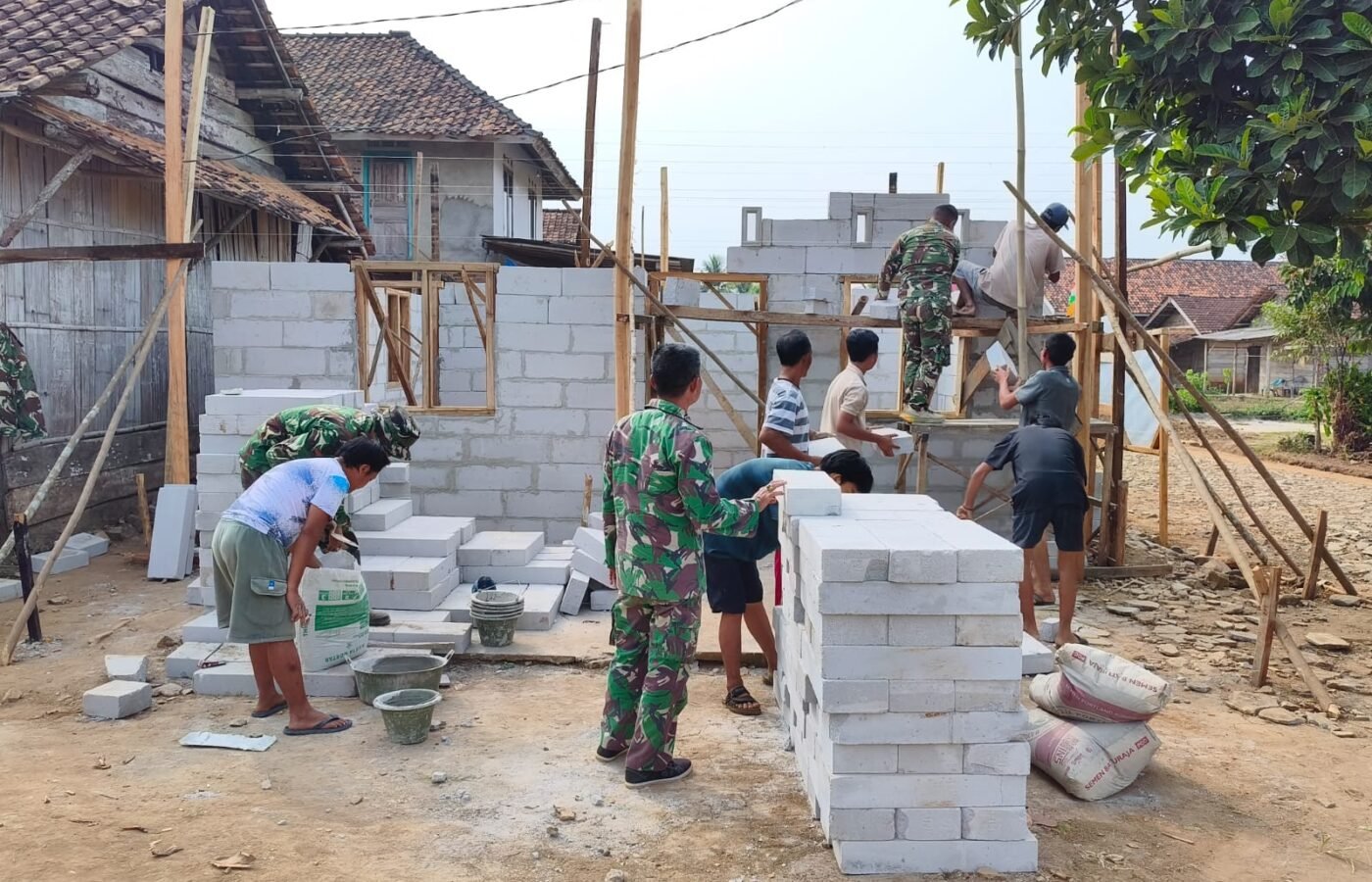Pacu Pembangunan RLH dan MCK   Pak Sandri, Satgas TMMD ke 129 Kodim 0412/LU dan Warga Desa Baru Raharja Kejar Target