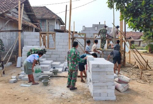 Pacu Pembangunan RLH dan MCK   Pak Sandri, Satgas TMMD ke 129 Kodim 0412/LU dan Warga Desa Baru Raharja Kejar Target