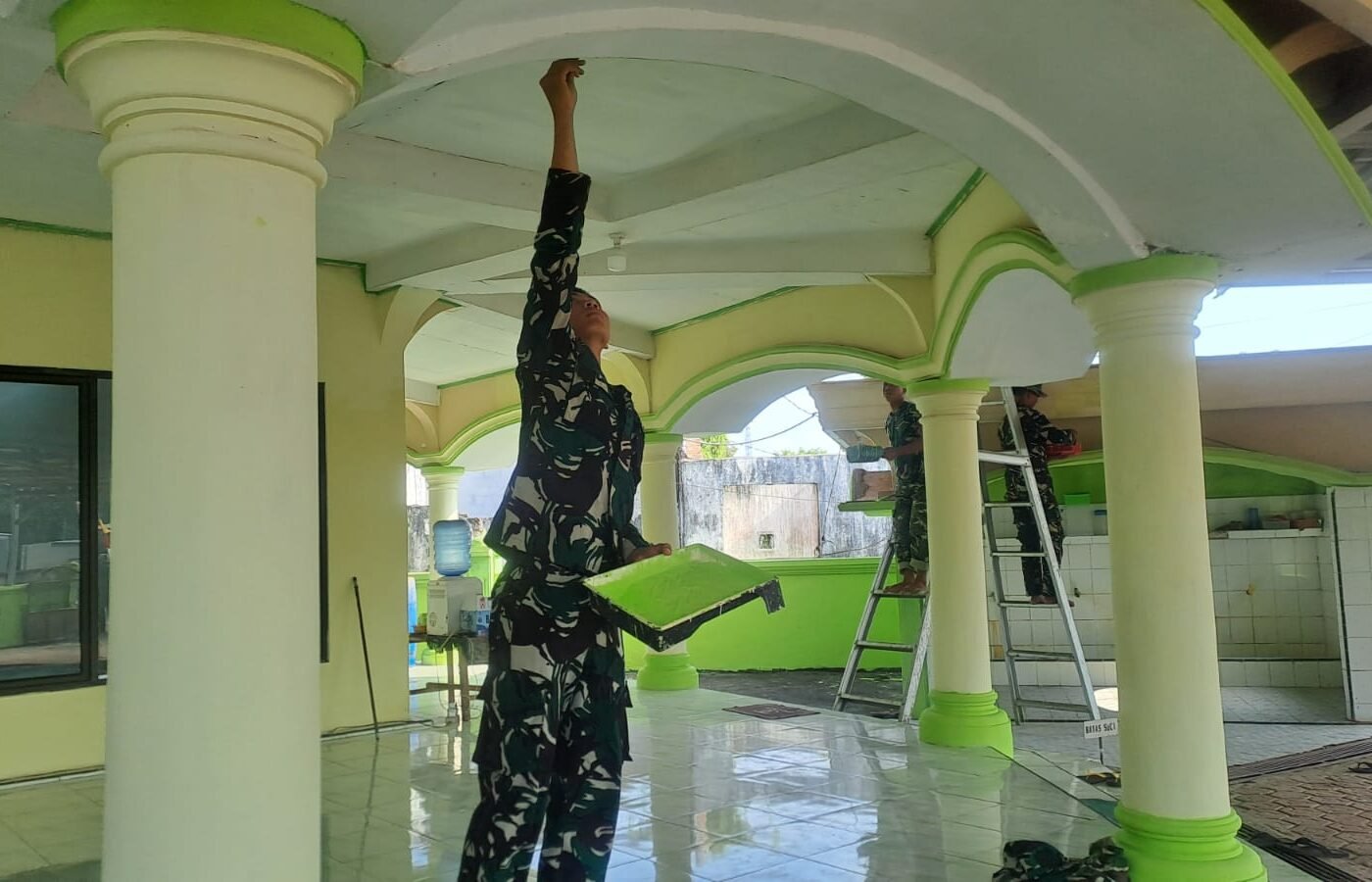 Gotong Royong Satgas TMMD dan Warga Warnai Revitalisasi Masjid dan Gereja di Desa Deniang