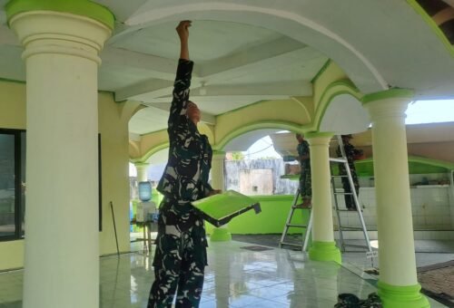 Gotong Royong Satgas TMMD dan Warga Warnai Revitalisasi Masjid dan Gereja di Desa Deniang