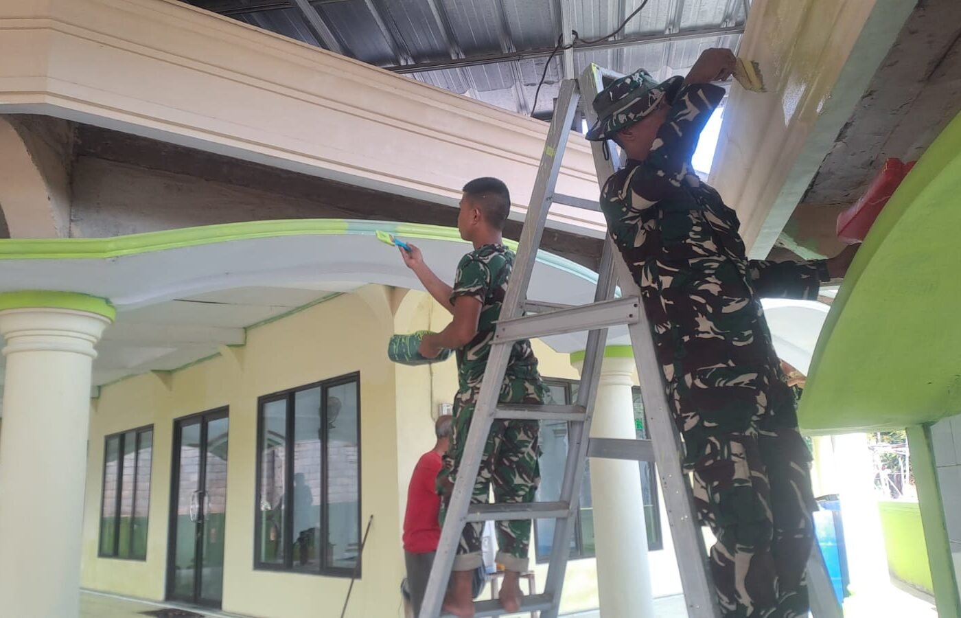 Pengecatan Rumah Ibadah TMMD 129 Kodim 0413/Bangka Capai 80 Persen
