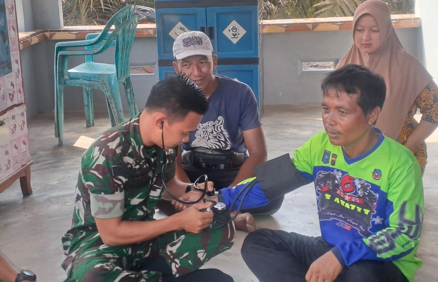 Prada Alim Iskandar Layani Warga dari Rumah ke Rumah dalam Misi Kesehatan TMMD 129