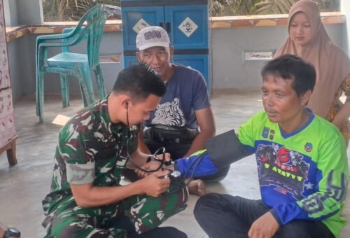 Prada Alim Iskandar Layani Warga dari Rumah ke Rumah dalam Misi Kesehatan TMMD 129