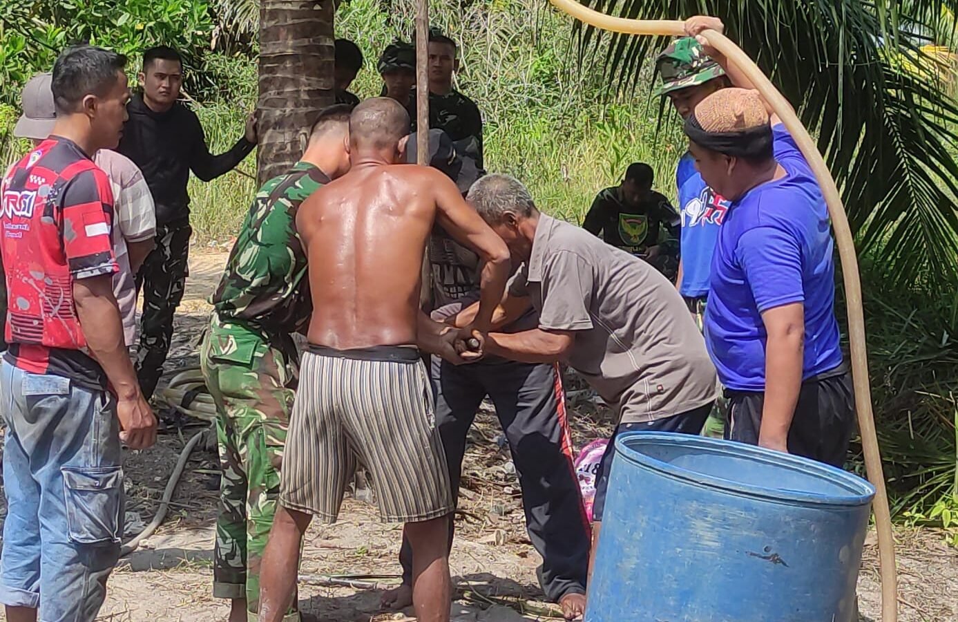 Gotong Royong Satgas TMMD dan Warga Warnai Pengerjaan Sumur Bor di Desa Deniang