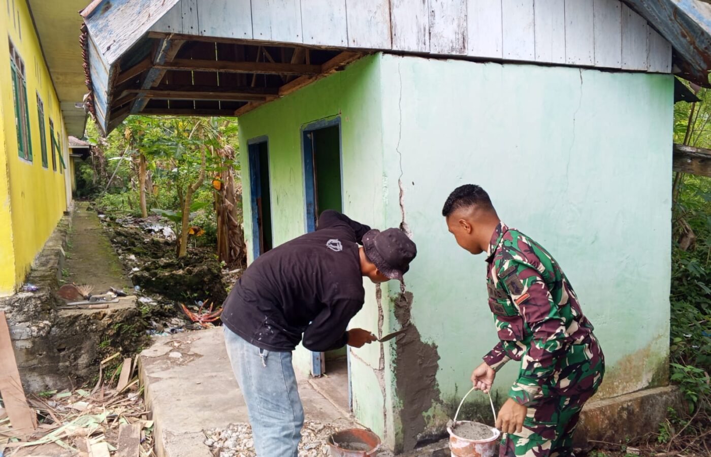 Gotong Royong Satgas TMMD dan Warga Awali Renovasi MCK SDN Desa Pulau Dua
