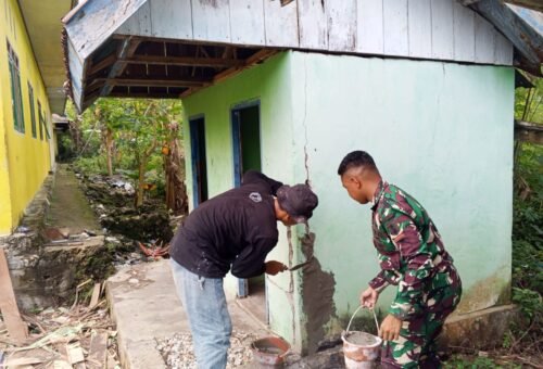 Gotong Royong Satgas TMMD dan Warga Awali Renovasi MCK SDN Desa Pulau Dua