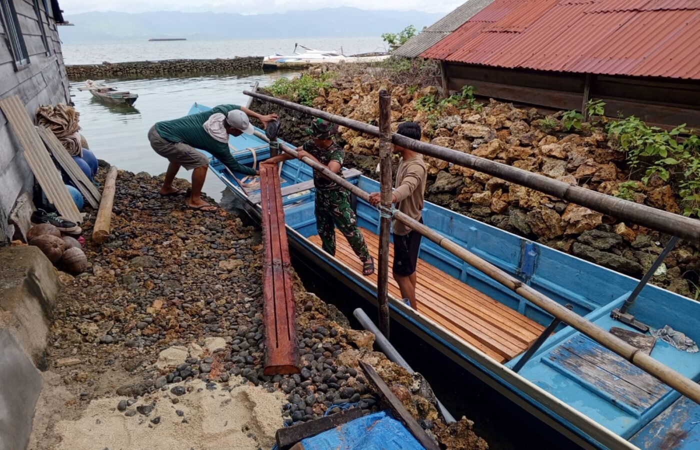 Satgas TMMD Ke-129 Distribusikan Material Kayu Lewat Jalur Laut untuk Renovasi RTLH Ibu Samsiah