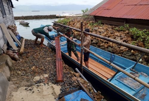 Satgas TMMD Ke-129 Distribusikan Material Kayu Lewat Jalur Laut untuk Renovasi RTLH Ibu Samsiah