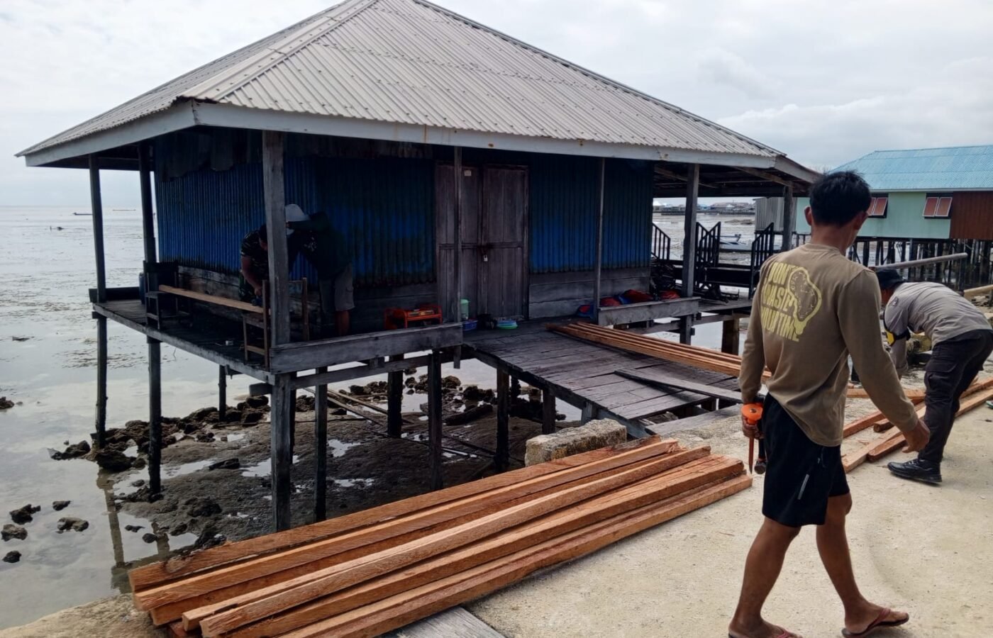 Kapal Nelayan Jadi Andalan Satgas TMMD Antar Material Renovasi RTLH di Desa Umbele