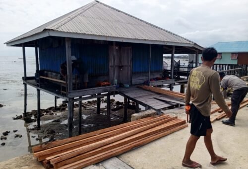 Kapal Nelayan Jadi Andalan Satgas TMMD Antar Material Renovasi RTLH di Desa Umbele