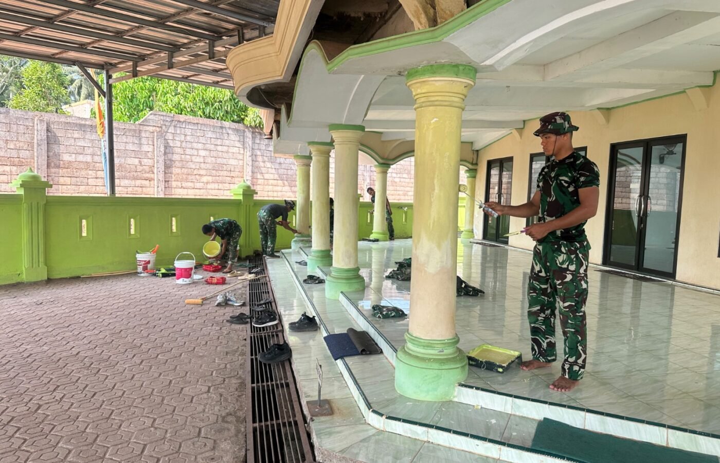 TNI Perbaiki Fasilitas Ibadah, Satgas TMMD 129 Warnai Masjid di Deniang
