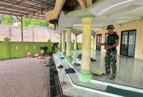 TNI Perbaiki Fasilitas Ibadah, Satgas TMMD 129 Warnai Masjid di Deniang