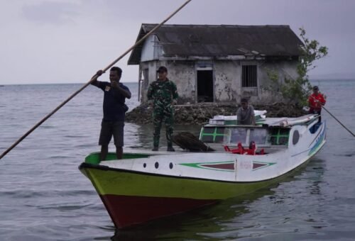 Satgas TMMD Ke-129 Bersama Warga Bongkar Material Bangunan di Dermaga Desa Polewali