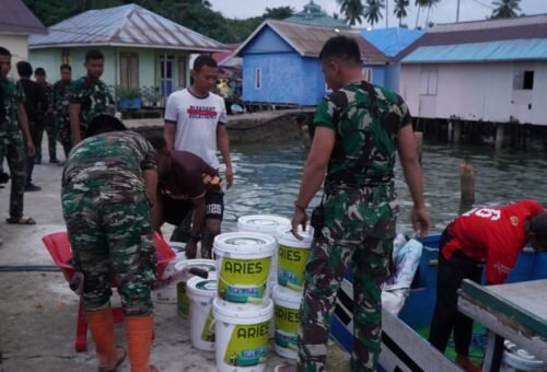 Jalur Laut Jadi Andalan Satgas TMMD Distribusikan Material ke Desa Polewali