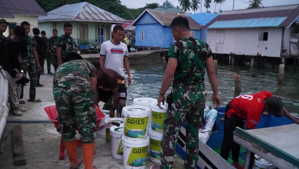 Jalur Laut Jadi Andalan Satgas TMMD Distribusikan Material ke Desa Polewali