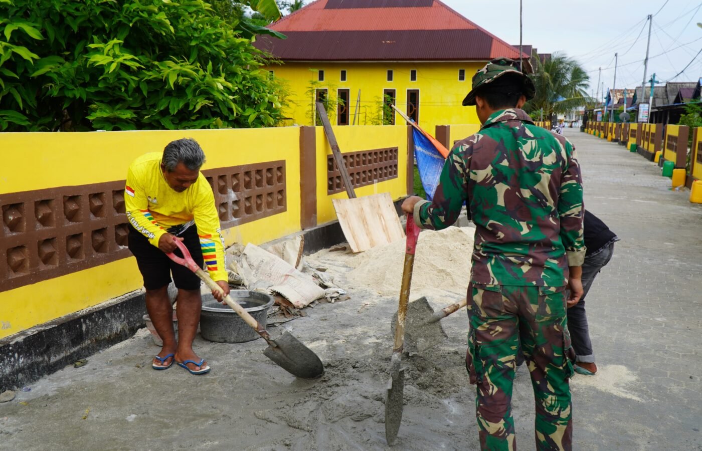 Satgas TMMD Ke-129 Lanjutkan Pemasangan Dinding Dapur RTLH di Desa Pulau Dua