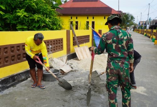Satgas TMMD Ke-129 Lanjutkan Pemasangan Dinding Dapur RTLH di Desa Pulau Dua