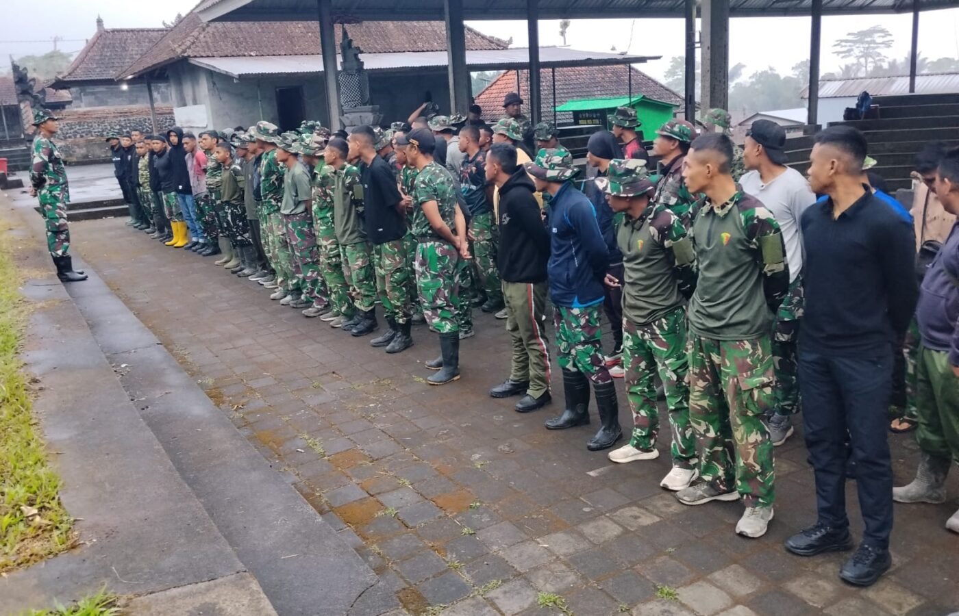 DansSK Satgas TMMD Bangli Tekankan Keselamatan Kerja dan Disiplin Personel