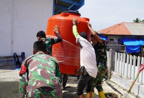 Satgas TMMD Ke-129 Bersama Warga Pasang Tandon Air Program Manunggal Air Bersih