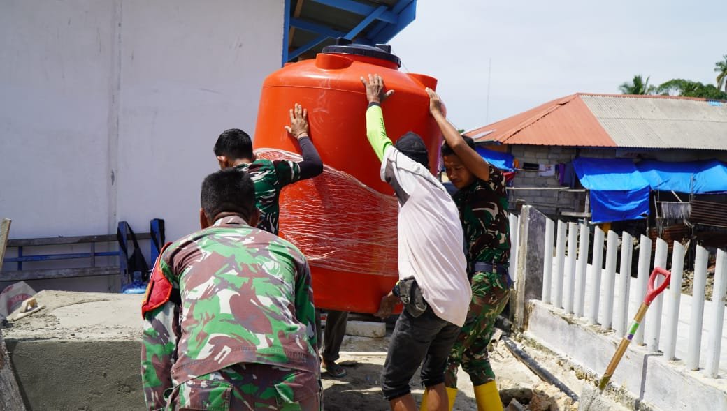 Satgas TMMD Ke-129 Bersama Warga Pasang Tandon Air Program Manunggal Air Bersih