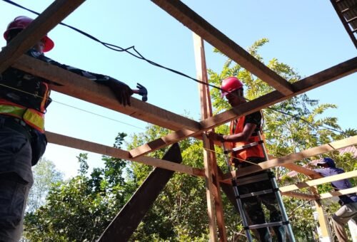 Pemasangan Kuda-Kuda Teras Tanda Kemajuan Renovasi RTLH Ibu Wahida