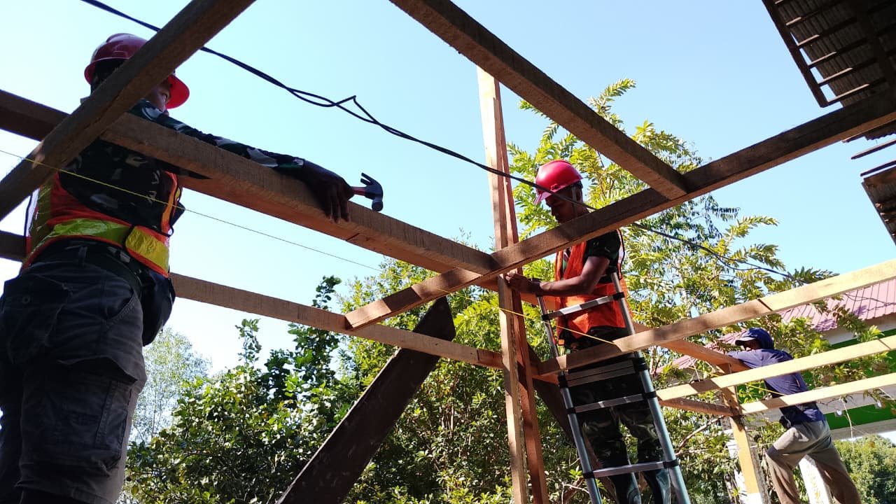 Pemasangan Kuda-Kuda Teras Tanda Kemajuan Renovasi RTLH Ibu Wahida