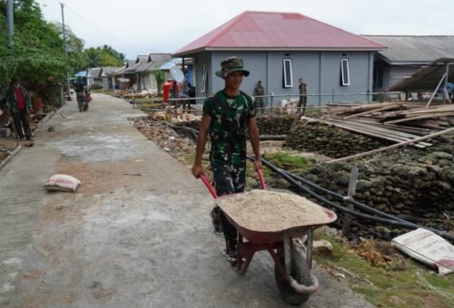 Satgas TMMD Ke-129 dan Warga Percepat Pengecoran Rabat Beton di Desa Polewali
