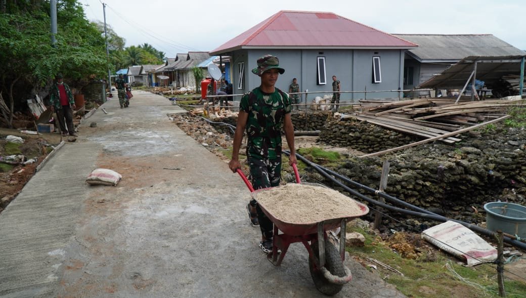 Satgas TMMD Ke-129 dan Warga Percepat Pengecoran Rabat Beton di Desa Polewali
